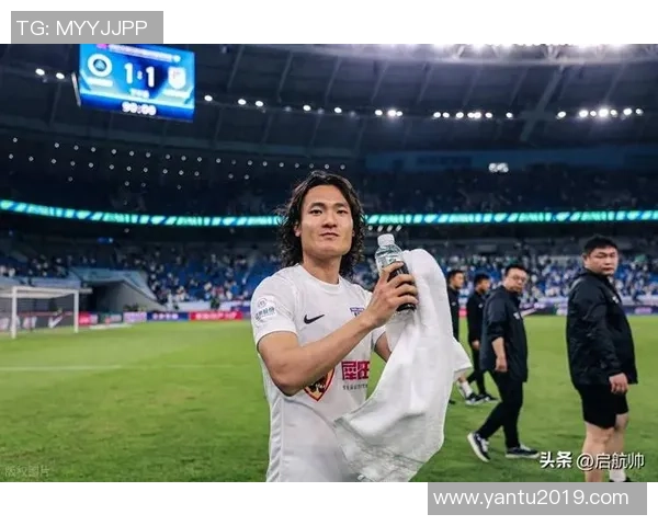 足球明星在训练场上独自挥洒汗水展现超凡技艺的精彩视频合集